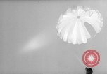 Standbild sky divers Fort Bragg North Carolina USA, 1960, aus Sekunde 42 historischem Filmmaterial Videoclip 65675054567
