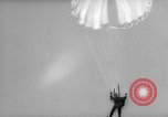 Standbild sky divers Fort Bragg North Carolina USA, 1960, aus Sekunde 43 historischem Filmmaterial Videoclip 65675054567