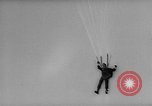 Standbild sky divers Fort Bragg North Carolina USA, 1960, aus Sekunde 44 historischem Filmmaterial Videoclip 65675054567