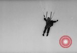 Standbild sky divers Fort Bragg North Carolina USA, 1960, aus Sekunde 45 historischem Filmmaterial Videoclip 65675054567