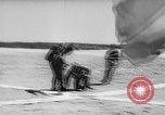 Standbild sky divers Fort Bragg North Carolina USA, 1960, aus Sekunde 49 historischem Filmmaterial Videoclip 65675054567