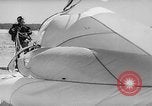 Standbild sky divers Fort Bragg North Carolina USA, 1960, aus Sekunde 51 historischem Filmmaterial Videoclip 65675054567