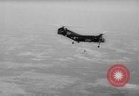 Standbild sky divers Fort Bragg North Carolina USA, 1960, aus Sekunde 55 historischem Filmmaterial Videoclip 65675054567