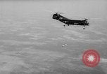 Standbild sky divers Fort Bragg North Carolina USA, 1960, aus Sekunde 56 historischem Filmmaterial Videoclip 65675054567
