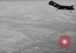 Standbild sky divers Fort Bragg North Carolina USA, 1960, aus Sekunde 57 historischem Filmmaterial Videoclip 65675054567