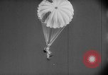Standbild sky divers Fort Bragg North Carolina USA, 1960, aus Sekunde 60 historischem Filmmaterial Videoclip 65675054567