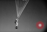 Standbild sky divers Fort Bragg North Carolina USA, 1960, aus Sekunde 61 historischem Filmmaterial Videoclip 65675054567
