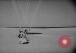 Standbild sky divers Fort Bragg North Carolina USA, 1960, aus Sekunde 62 historischem Filmmaterial Videoclip 65675054567
