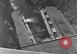 Standbild Boulder Dam oder Hoover Dam power transmission California United States USA, 1936, aus Sekunde 10 historischem Filmmaterial Videoclip 65675054726