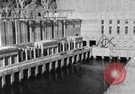 Standbild Boulder Dam oder Hoover Dam power transmission California United States USA, 1936, aus Sekunde 12 historischem Filmmaterial Videoclip 65675054726