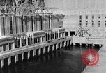 Standbild Boulder Dam oder Hoover Dam power transmission California United States USA, 1936, aus Sekunde 13 historischem Filmmaterial Videoclip 65675054726