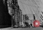 Standbild Boulder Dam oder Hoover Dam power transmission California United States USA, 1936, aus Sekunde 54 historischem Filmmaterial Videoclip 65675054726