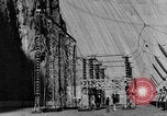 Standbild Boulder Dam oder Hoover Dam power transmission California United States USA, 1936, aus Sekunde 60 historischem Filmmaterial Videoclip 65675054726