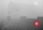 Image train sur voie ferrée Royaume-Uni, 1945, de la seconde 1 séquences d'archives historiques vidéo 65675054746