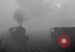 Image train sur voie ferrée Royaume-Uni, 1945, de la seconde 4 séquences d'archives historiques vidéo 65675054746