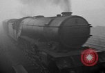 Image train sur voie ferrée Royaume-Uni, 1945, de la seconde 6 séquences d'archives historiques vidéo 65675054746