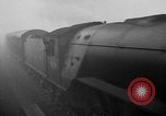 Image train sur voie ferrée Royaume-Uni, 1945, de la seconde 7 séquences d'archives historiques vidéo 65675054746