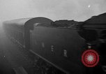 Image train sur voie ferrée Royaume-Uni, 1945, de la seconde 8 séquences d'archives historiques vidéo 65675054746