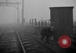 Image train sur voie ferrée Royaume-Uni, 1945, de la seconde 22 séquences d'archives historiques vidéo 65675054746