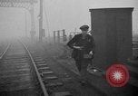 Image train sur voie ferrée Royaume-Uni, 1945, de la seconde 23 séquences d'archives historiques vidéo 65675054746