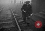 Image train sur voie ferrée Royaume-Uni, 1945, de la seconde 24 séquences d'archives historiques vidéo 65675054746