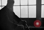 Image train sur voie ferrée Royaume-Uni, 1945, de la seconde 28 séquences d'archives historiques vidéo 65675054746