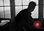 Image train sur voie ferrée Royaume-Uni, 1945, de la seconde 31 séquences d'archives historiques vidéo 65675054746
