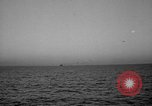 Immagine di Sbarco Nave cisterna Mare Mediterraneo, 1943, secondo 21 filmato di repertorio 65675054776