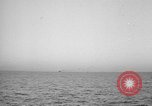 Immagine di Sbarco Nave cisterna Mare Mediterraneo, 1943, secondo 25 filmato di repertorio 65675054776