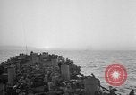 Immagine di Sbarco Nave cisterna Mare Mediterraneo, 1943, secondo 27 filmato di repertorio 65675054776
