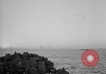 Immagine di Sbarco Nave cisterna Mare Mediterraneo, 1943, secondo 42 filmato di repertorio 65675054776