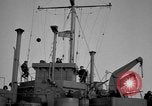 Immagine di Sbarco Nave cisterna Mare Mediterraneo, 1943, secondo 51 filmato di repertorio 65675054776