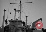 Immagine di Sbarco Nave cisterna Mare Mediterraneo, 1943, secondo 55 filmato di repertorio 65675054776