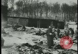 Image les citoyens allemands visite des camps de concentration Allemagne, 1945, de la seconde 4 séquences d'archives historiques vidéo 65675054785