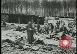 Image les citoyens allemands visite des camps de concentration Allemagne, 1945, de la seconde 6 séquences d'archives historiques vidéo 65675054785