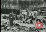 Image les citoyens allemands visite des camps de concentration Allemagne, 1945, de la seconde 7 séquences d'archives historiques vidéo 65675054785