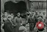 Image les citoyens allemands visite des camps de concentration Allemagne, 1945, de la seconde 9 séquences d'archives historiques vidéo 65675054785