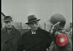 Image les citoyens allemands visite des camps de concentration Allemagne, 1945, de la seconde 12 séquences d'archives historiques vidéo 65675054785
