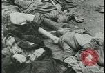 Image les citoyens allemands visite des camps de concentration Allemagne, 1945, de la seconde 14 séquences d'archives historiques vidéo 65675054785