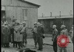 Image les citoyens allemands visite des camps de concentration Allemagne, 1945, de la seconde 15 séquences d'archives historiques vidéo 65675054785