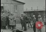 Image les citoyens allemands visite des camps de concentration Allemagne, 1945, de la seconde 16 séquences d'archives historiques vidéo 65675054785