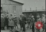 Image les citoyens allemands visite des camps de concentration Allemagne, 1945, de la seconde 17 séquences d'archives historiques vidéo 65675054785