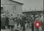 Image les citoyens allemands visite des camps de concentration Allemagne, 1945, de la seconde 18 séquences d'archives historiques vidéo 65675054785