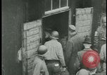 Image les citoyens allemands visite des camps de concentration Allemagne, 1945, de la seconde 19 séquences d'archives historiques vidéo 65675054785