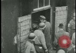 Image les citoyens allemands visite des camps de concentration Allemagne, 1945, de la seconde 20 séquences d'archives historiques vidéo 65675054785