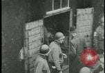 Image les citoyens allemands visite des camps de concentration Allemagne, 1945, de la seconde 21 séquences d'archives historiques vidéo 65675054785