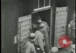 Image les citoyens allemands visite des camps de concentration Allemagne, 1945, de la seconde 22 séquences d'archives historiques vidéo 65675054785