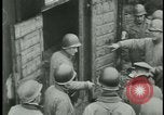 Image les citoyens allemands visite des camps de concentration Allemagne, 1945, de la seconde 23 séquences d'archives historiques vidéo 65675054785