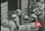 Image les citoyens allemands visite des camps de concentration Allemagne, 1945, de la seconde 24 séquences d'archives historiques vidéo 65675054785