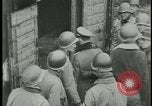 Image les citoyens allemands visite des camps de concentration Allemagne, 1945, de la seconde 30 séquences d'archives historiques vidéo 65675054785